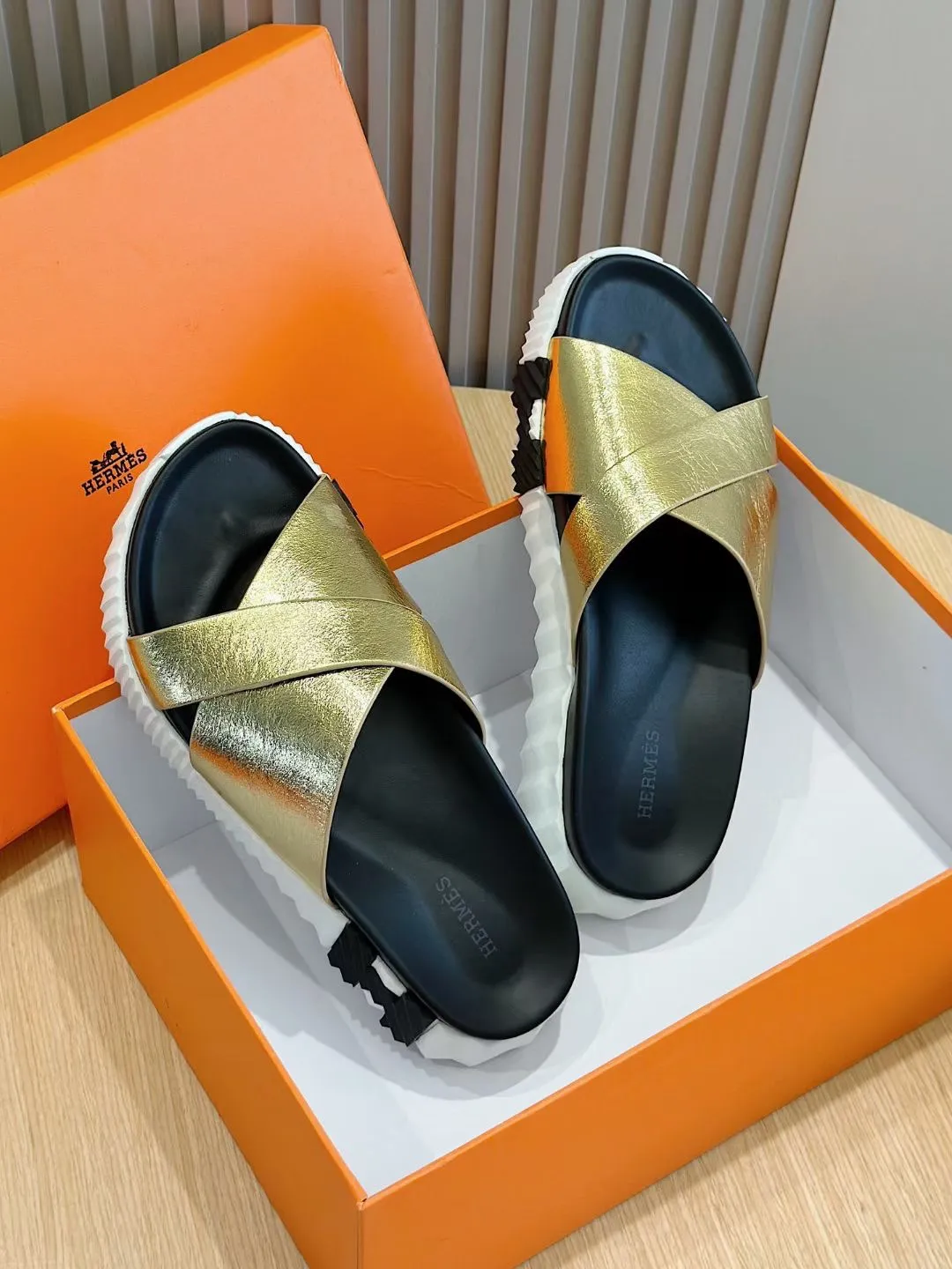 Factory price: 360💰Hermès [HERMÈS] Top Herme*H Home Hermès Men's Sandals and Slippers-Original Reproduction. Purchase the original version and make it one to one. The outsole is privately molded. The color of the outsole corresponding to each color is the same as the original version. Come to those who know the stuff 💪 The ultra-light soles are designed in contrasting colors, and they feel so comfortable on your feet! Calfskin, cowhide feet, private model outsole. Size: 39-44 (customized at 38.45)